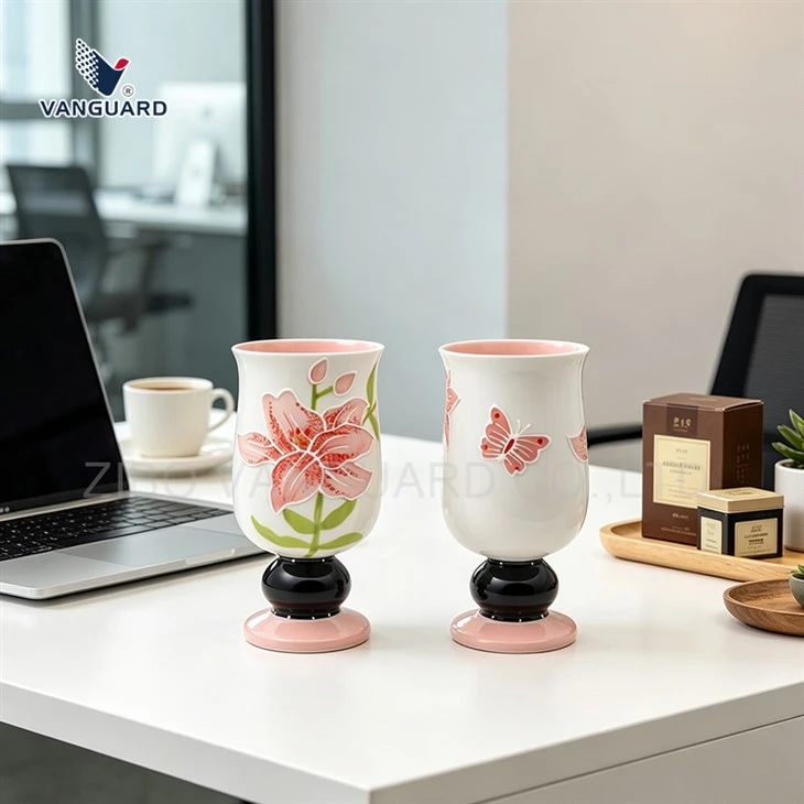 Caneca de cerâmica floral em relevo