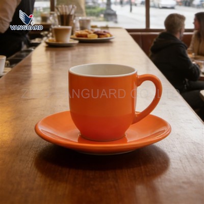 Conjunto de caneca e pires de café
