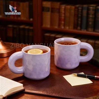 Caneca em relevo com alça grande