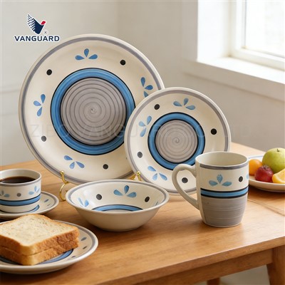 Utensílios de mesa de cerâmica pintados à mão