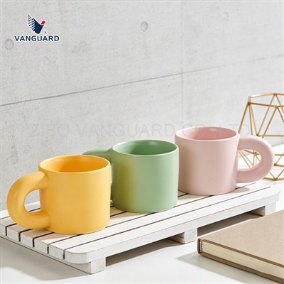 Caneca de café fosco com grande alça