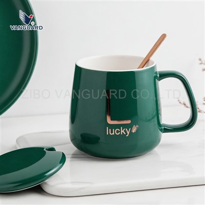 Xícara de café de porcelana com tampa