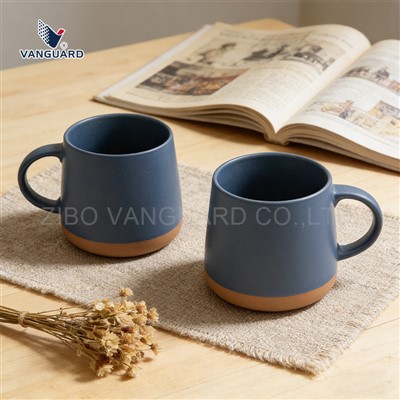 Caneca de cerâmica esmaltada em dois tons