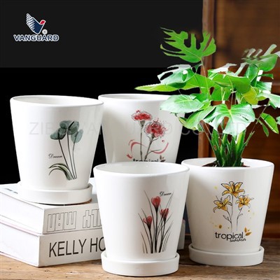 Vasos de cerâmica branca para plantas