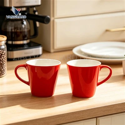 Xícara de café de cerâmica vermelha